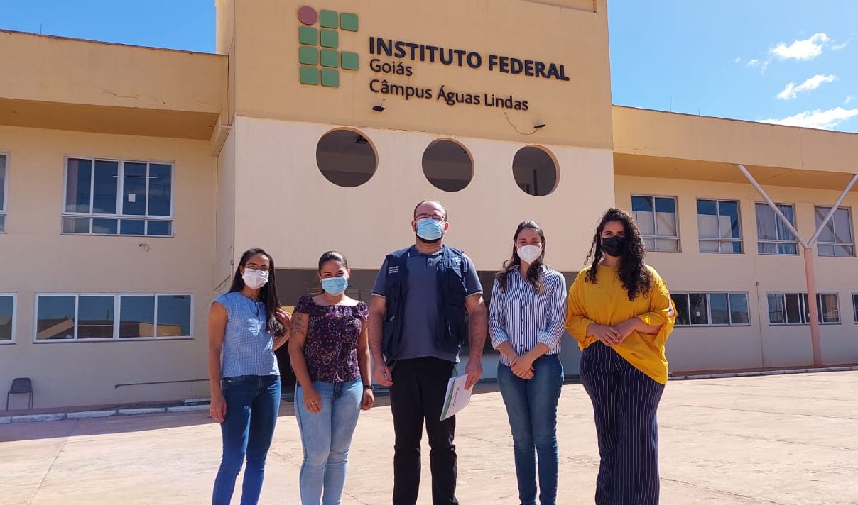 (À esq.) Nathane Carolina (servidora do IFG), Thamiris Rodrigues, Carlos Henrique (Secretaria Municipal de Saúde), Mariana Magalhães e Camila Roberta (servidoras do IFG) (À esq.) Nathane Carolina (servidora do IFG), Thamiris Rodrigues, Carlos Henrique (Secretaria Municipal de Saúde), Mariana Magalhães e Camila Roberta (servidoras do IFG)